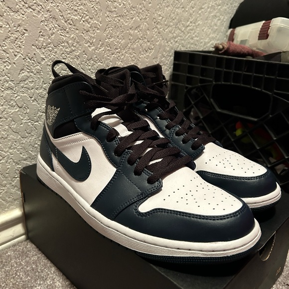 Jordan 1 Midtop Armory Navy/ White - Picture 3 of 3